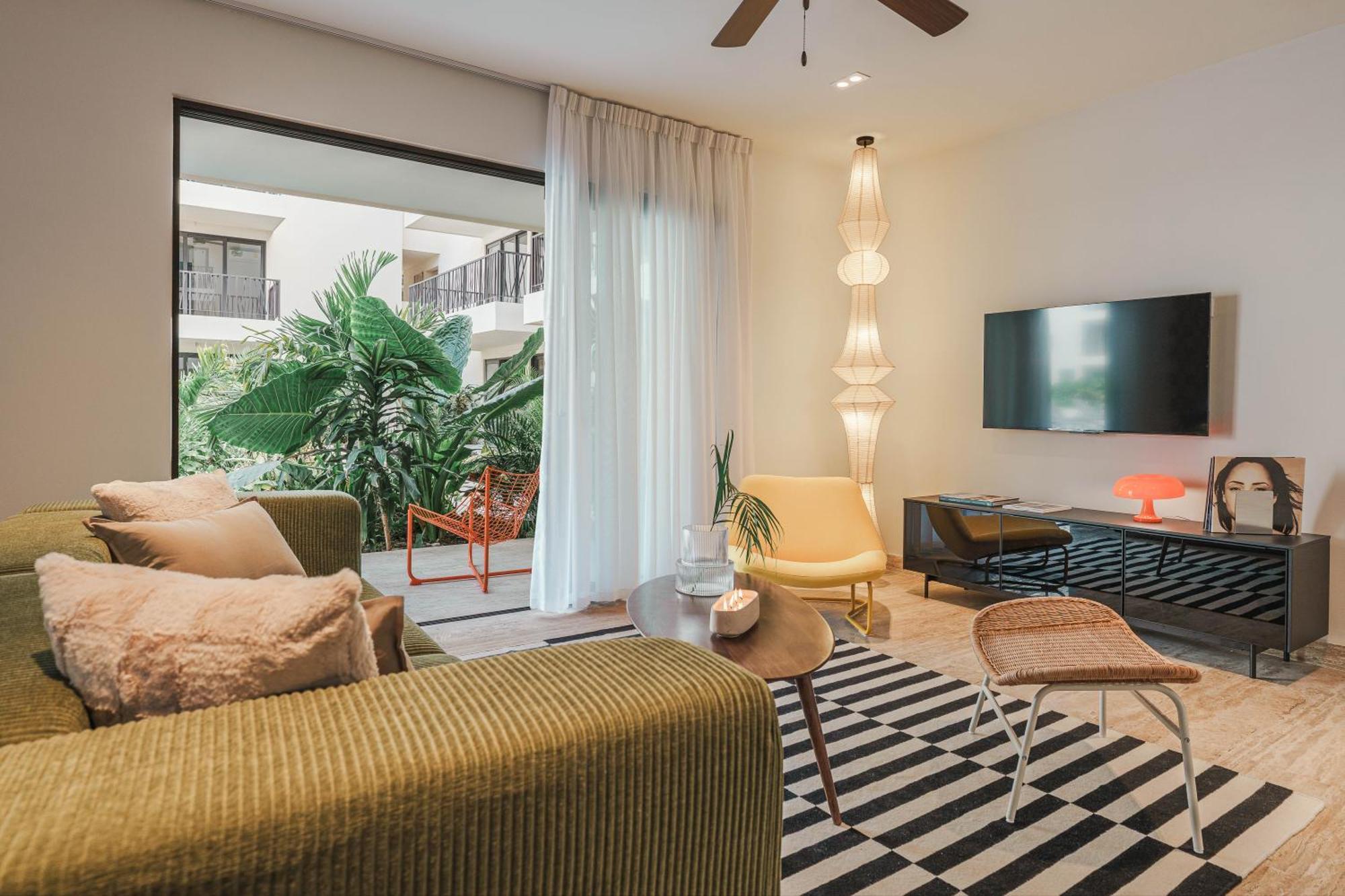 Apartment 70's Experience In With Pool View