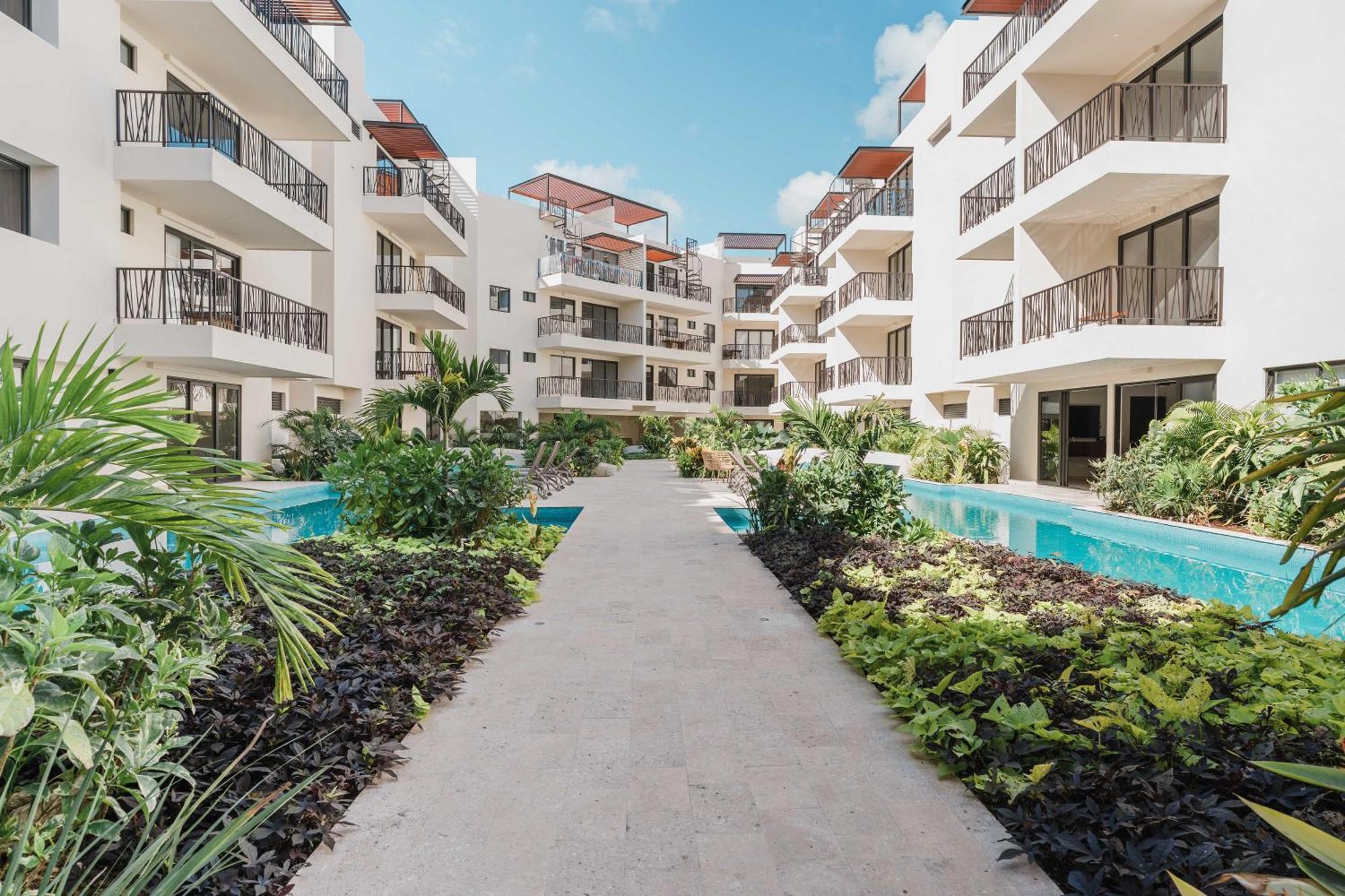 70's Experience In With Pool View Apartment