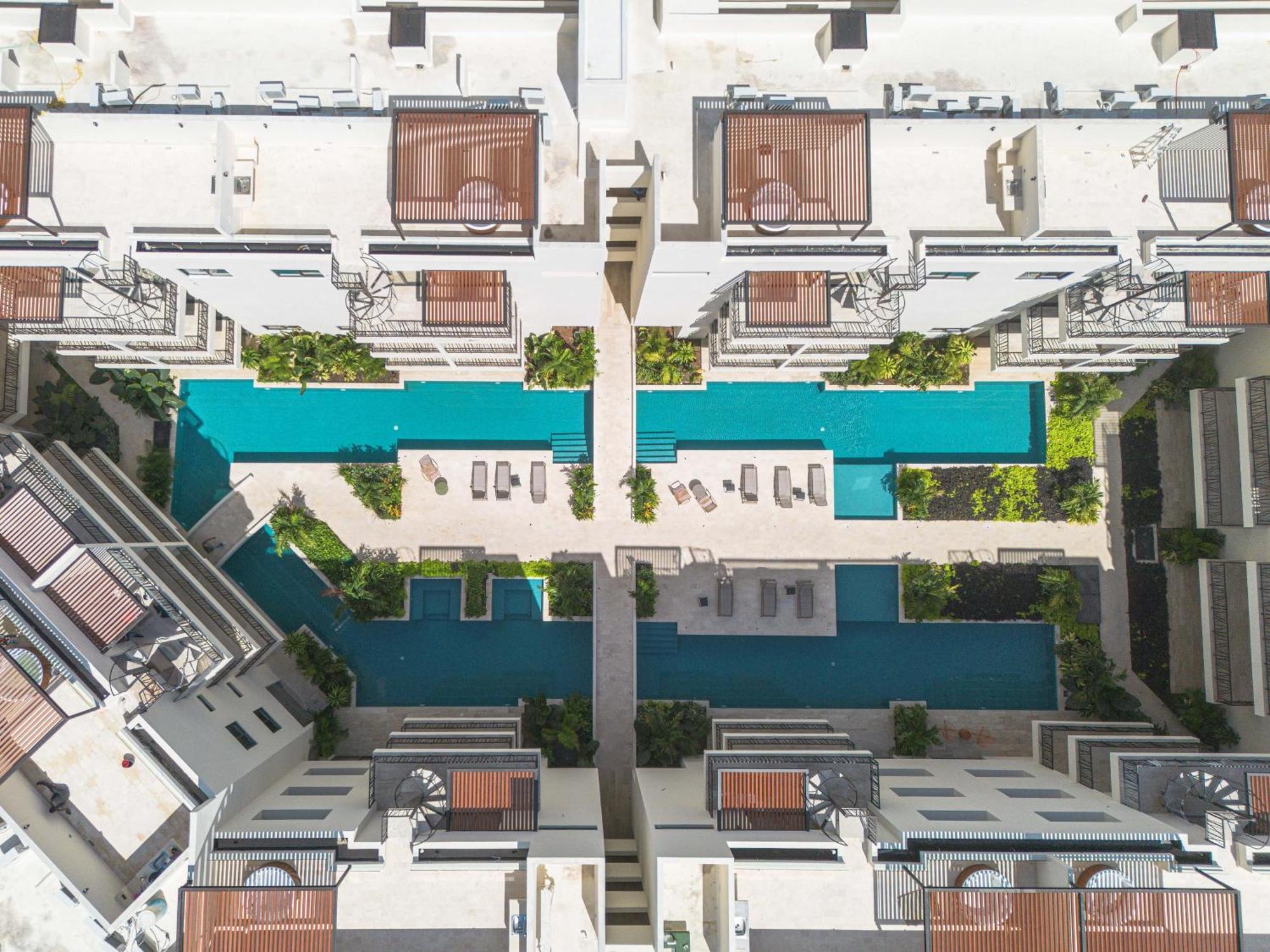 70's Experience In With Pool View Apartment